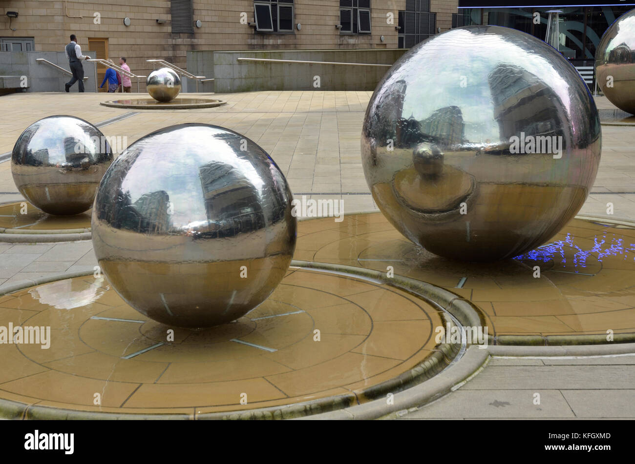 Stahlkugeln, Springbrunnen, Tudor Square, Sheffield, South Yorkshire, England, UK United kingdon, Europa. Stockfoto