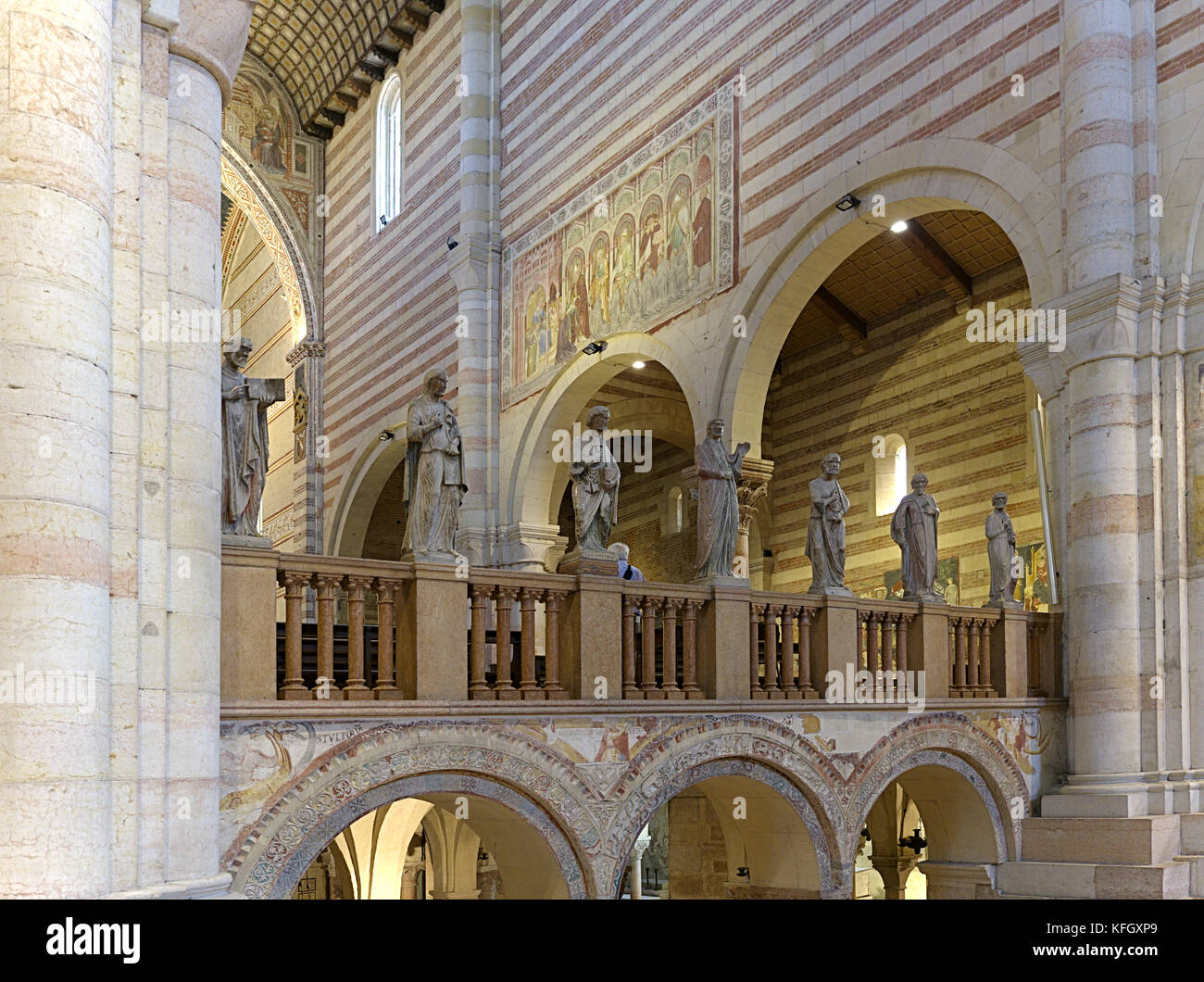 Verona Venetien Italien. Basilica di San Zeno Interieur. Ikonostase Marmorstatuen von Christus und den Aposteln. Deutsche Schule Anfang des 13. Stockfoto