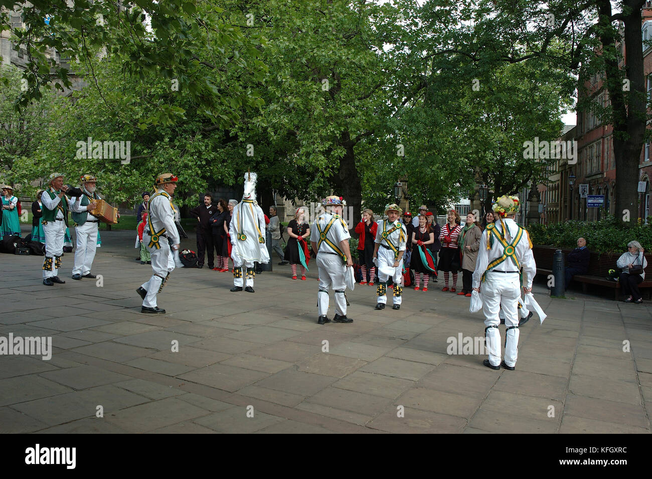 8631 ripley Morris Men und Einhorn Tanz in Cathedral Square, Church Street, Sheffield, South Yorkshire, England, UK, United kingdon, Europa. Stockfoto