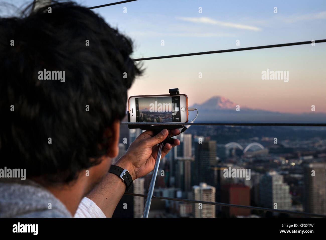 Wa 14149-00 ... Washington - Ansicht von Seattle mit Mount Rainier in der Entfernung von der Aussichtsplattform des Space Needle. Stockfoto
