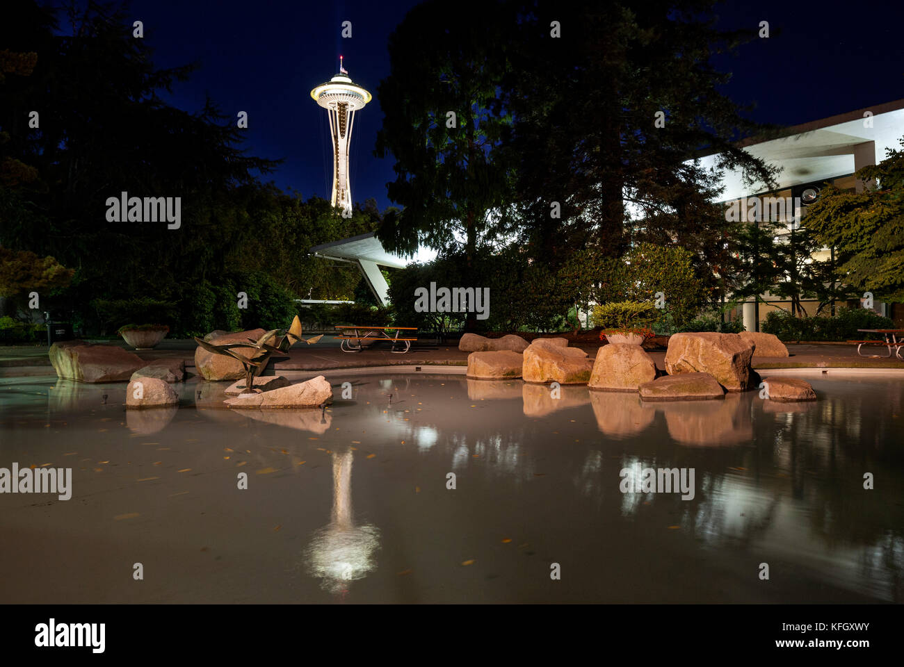 WA 14157-00 ... WASHINGTON - die Space Needle, spiegelt sich in einem Teich am Seattle Center. pazifischen Nordwesten Stockfoto