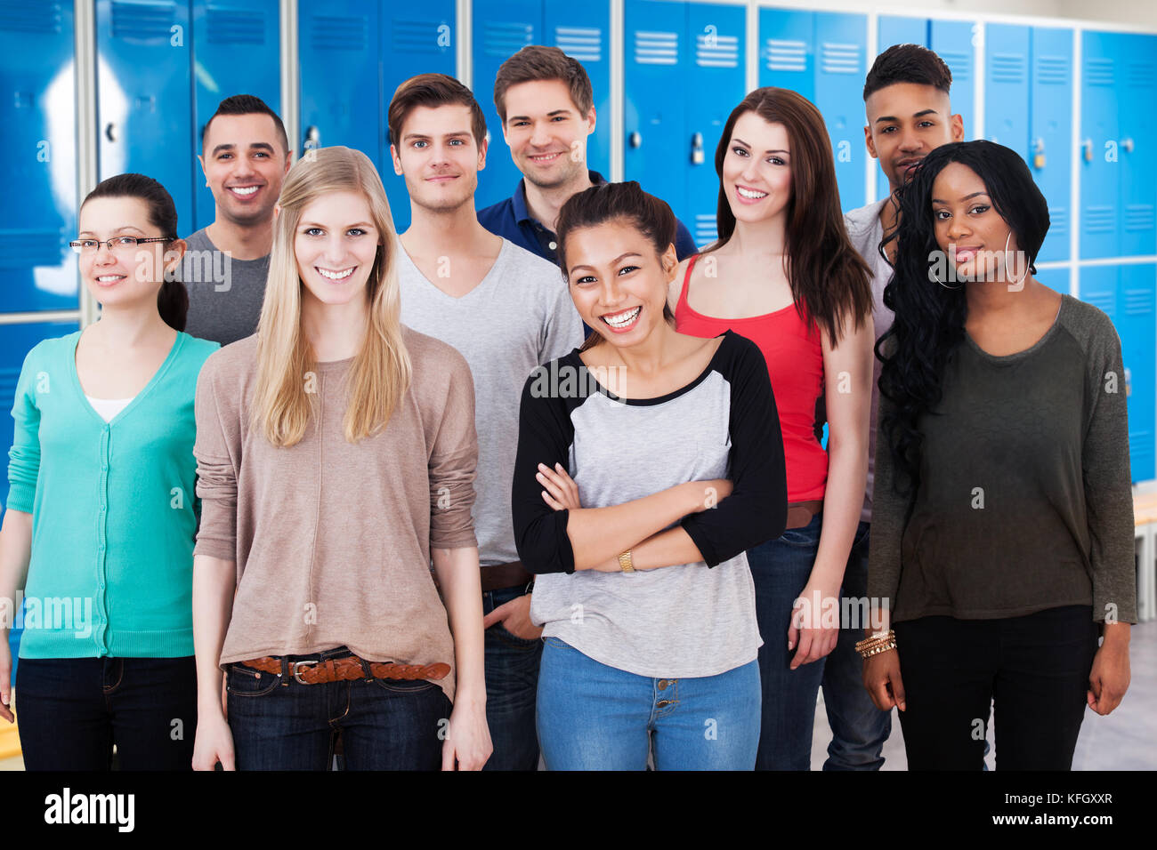 Gruppe von Happy multiethnischen Studenten gemeinsam in wechselnden Zimmer Stockfoto