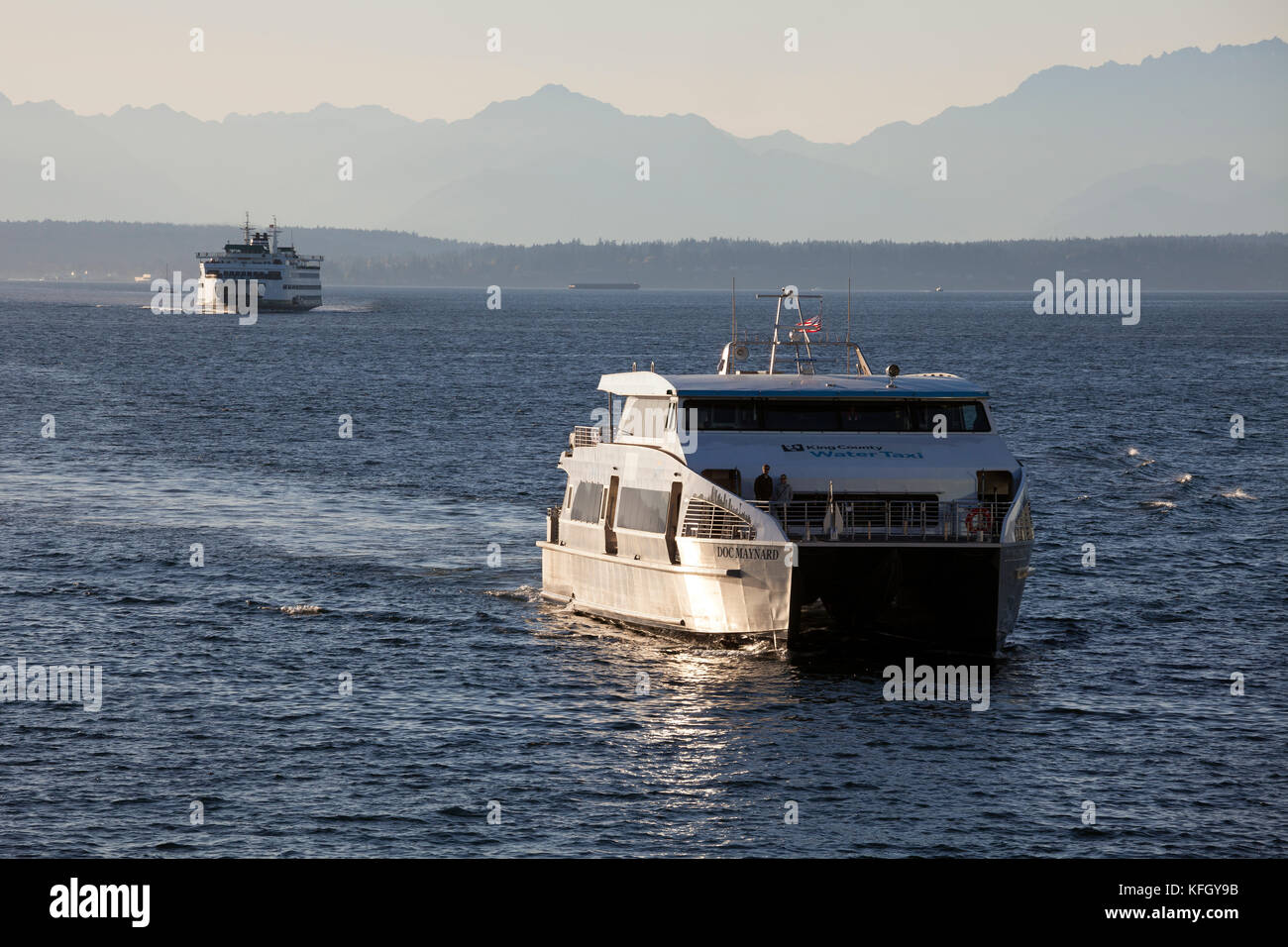 WA 14210-00 ... WASHINGTON - King County Water Taxi und einem Staat Washington Fähre nähert sich der colman Dock entlang der Seattle Waterfront. Stockfoto