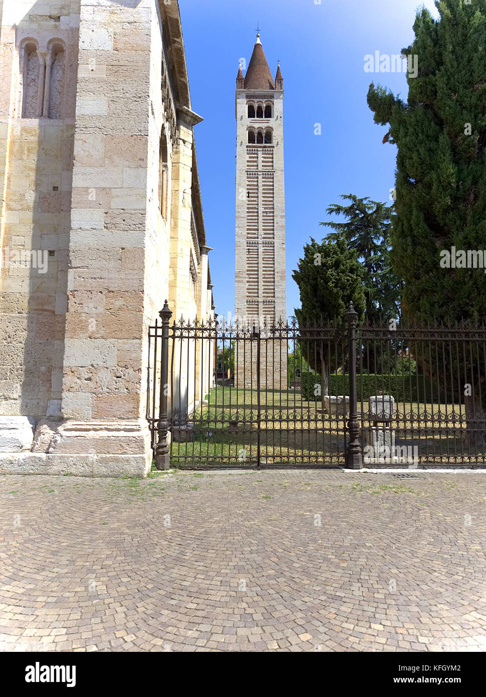 Verona Venetien Italien. Basilica di San Zeno. Unesco-Weltkulturerbe. Der romanische Glockenturm 1045-1178 hoch 62 Meter. Stockfoto