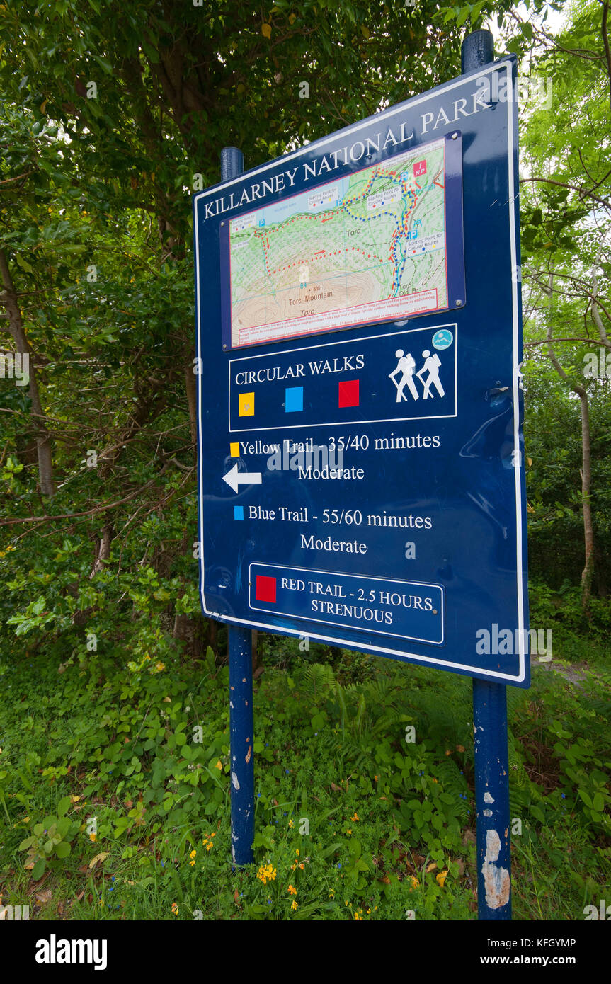 Zeichen mit Wanderwegen Karte in der Nähe des Muckross Lake im Nationalpark Killarney, County Kerry, Irland Stockfoto