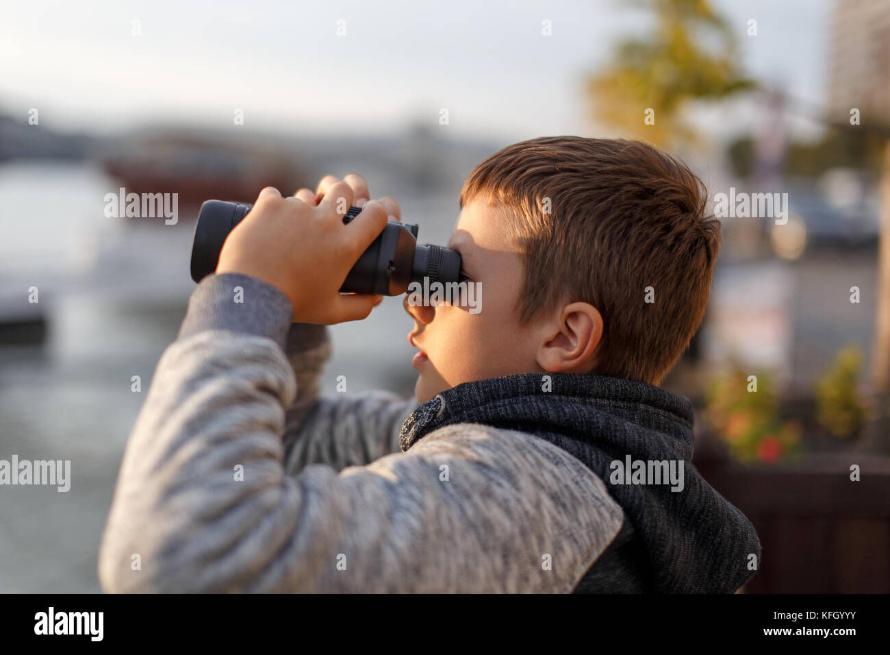 Wenig kaukasischen Jungen beobachten, suchen, schauen, auf der Suche nach durch Fernglas Stockfoto