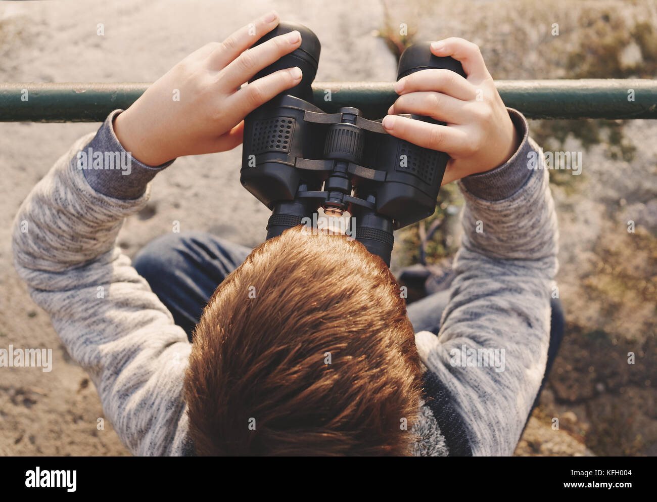 Wenig kaukasischen jungen Beobachten, Suchen, Suche, den Blick durch ein Fernglas Draufsicht Stockfoto
