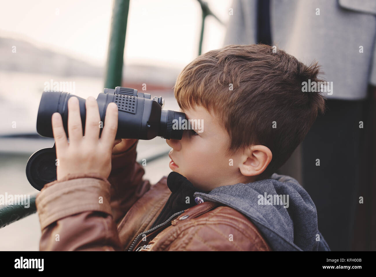 Wenig kaukasischen Jungen auf der Suche nach Fernglas während der Reise Stockfoto