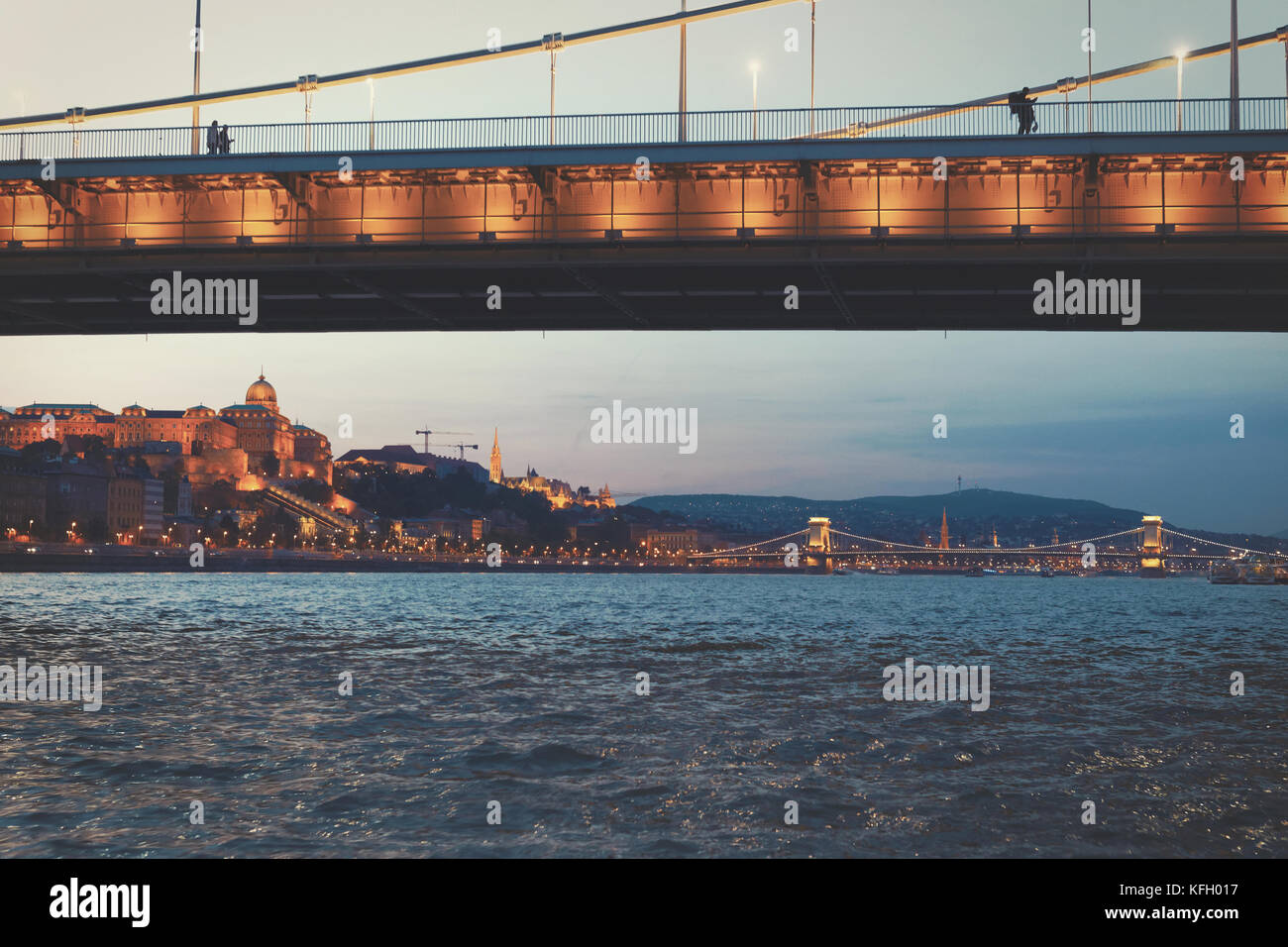 Budapest mit der Budaer Burg, Brücken und Donau nach Sonnenuntergang, Ungarn, EU Stockfoto