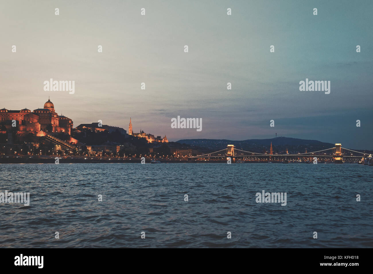 Budapest mit der Budaer Burg, der Kettenbrücke und Donau nach Sonnenuntergang Stockfoto