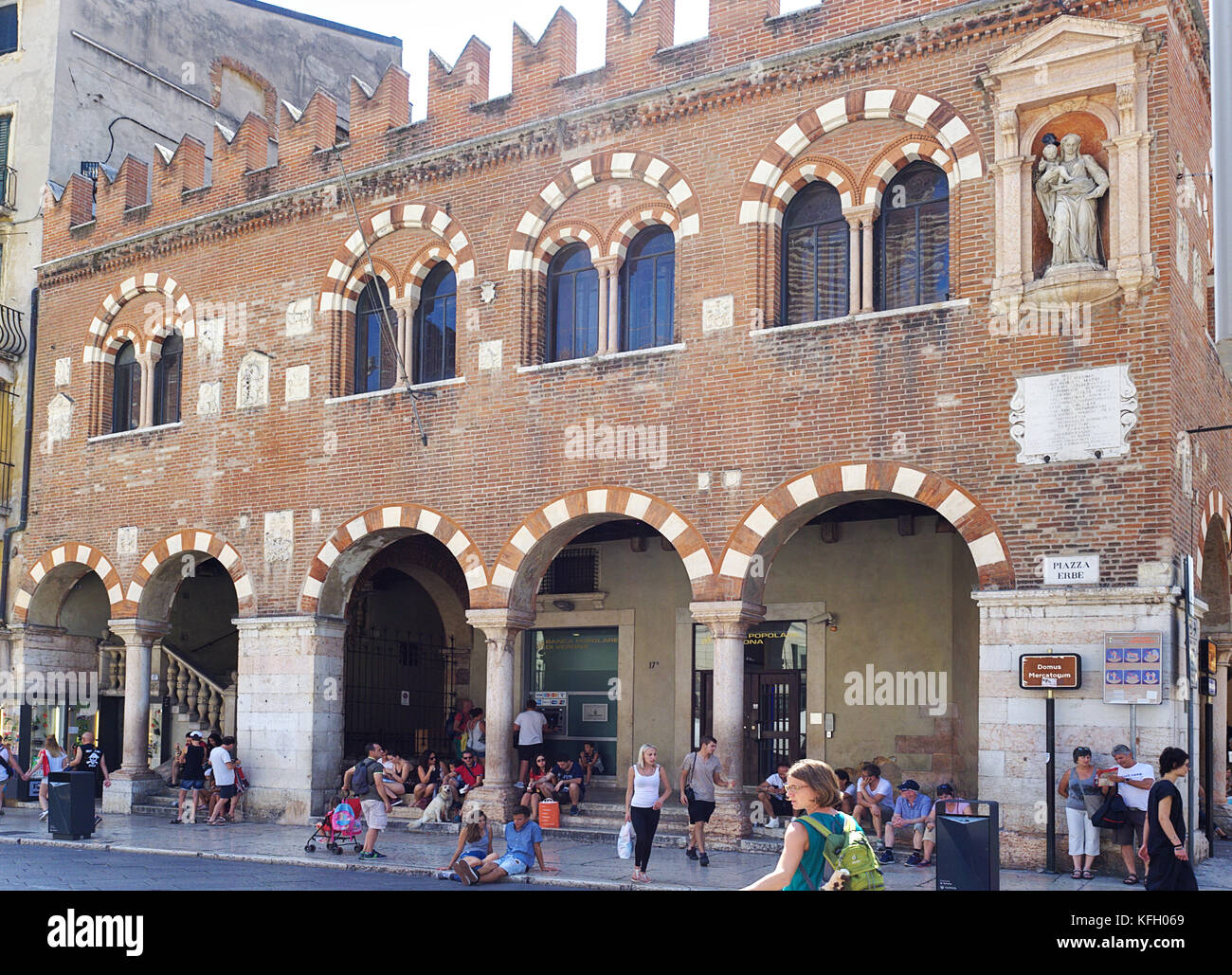 Verona Venetien Italien. Die Fassade über die Piazza delle Erbe des Domus Mercatorum. Eine erste hölzerne Gebäude wurde im 1210 Jahrhundert während einer ersten Stein b Stockfoto