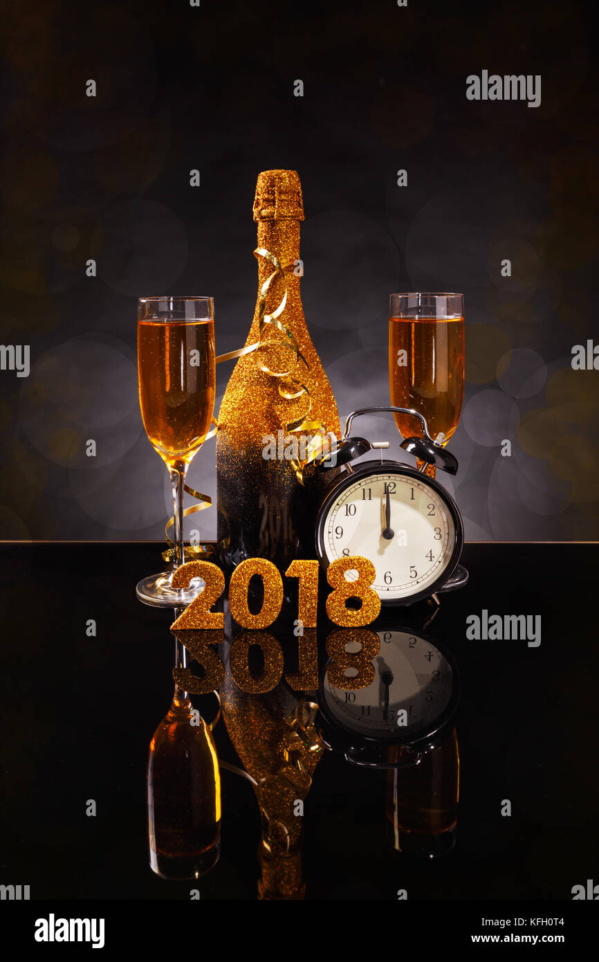 Von 2018 Silvester Feier Hintergrund mit paar Glas Flöten Stockfoto