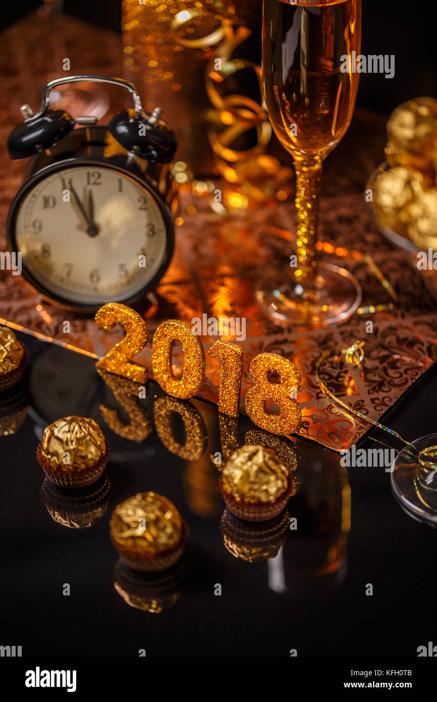 Von 2018 Silvester Feier Hintergrund mit Schokolade und Champagner Stockfoto