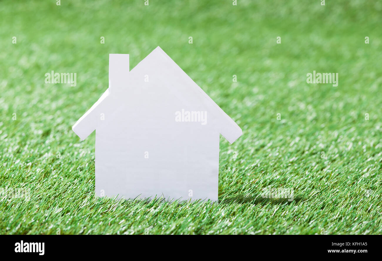 Nahaufnahme von Haus Modell in der Wiese Stockfoto