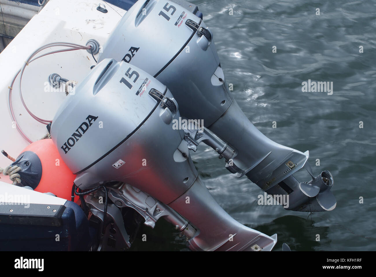 Zwei Außenbordmotoren des Honda 15 auf der Rückseite eines Boot Stockfoto