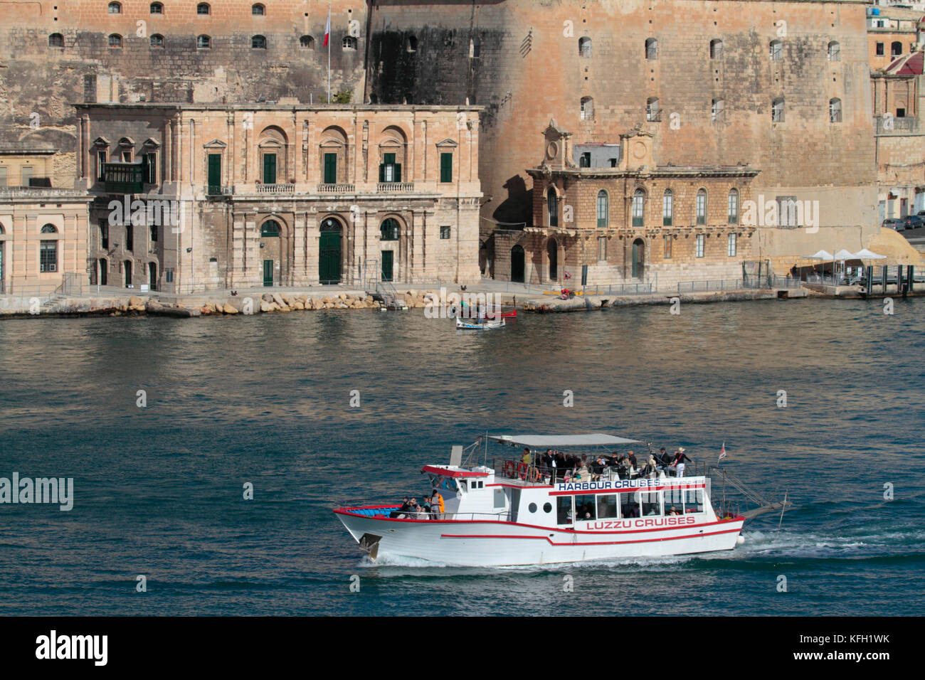 Hafenrundfahrt Boot unterhalb der Mauern von Valletta, Malta, Stockfoto