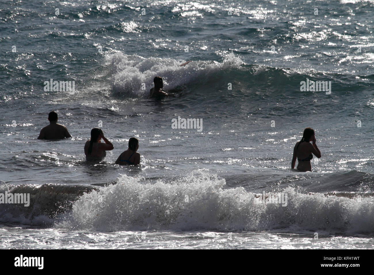 Mediterrane Lebensart. Schwimmer genießen im Meer. Sommerferien. Stockfoto