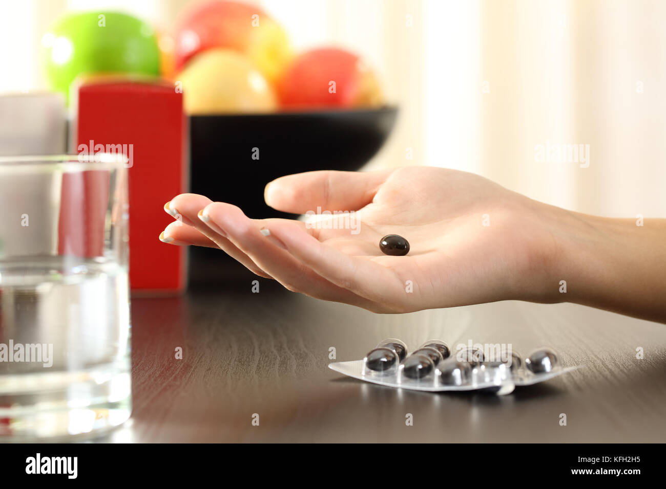 Nahaufnahme einer Frau hand mit einem Vitamin Komplex Pille Stockfoto