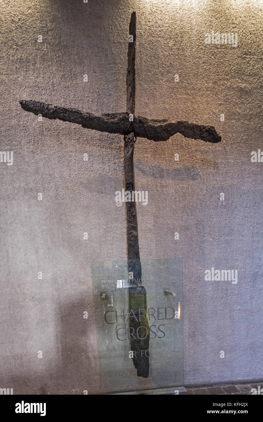 Die Verkohlten Kreuz in Coventry Cathedral Innenarchitektur, Coventry, Warwickshire, England, Großbritannien Stockfoto