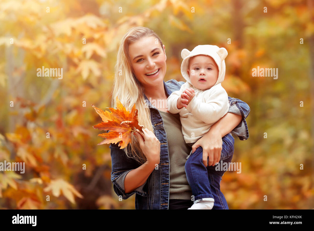 Portrait einer jungen Mutter mit einem Baby Spaß im Herbst Park und genießen Sie die Schönheit der Natur, glückliches Familienleben Stockfoto