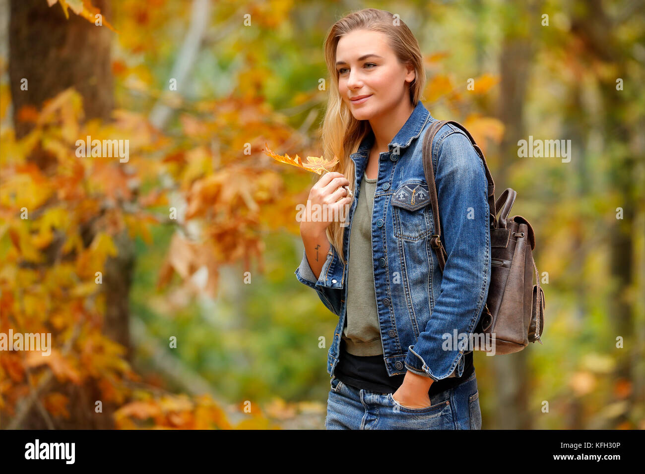 Schöne Frau Wandern im Herbst park mit trockenen Baum Blatt in der Hand, fallen Wetter genießen. Stockfoto