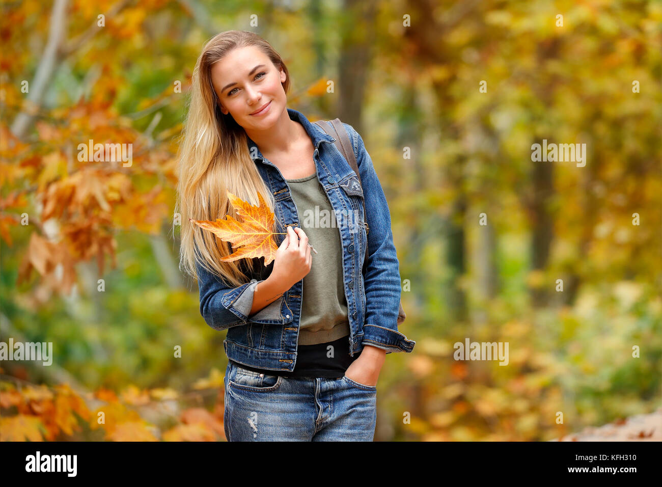 Schöne Frau Wandern im Herbst park mit trockenen Baum Blatt in der Hand, Fallen genießen Urlaub, Tag im Wald Stockfoto