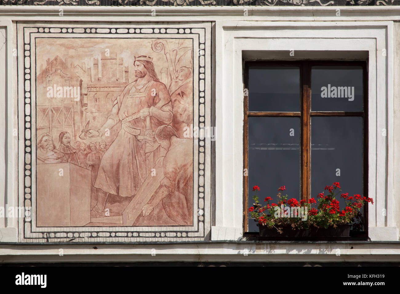 Kaiser des Heiligen Römischen Reiches Karl IV. legt den Grundstein für den Wiederaufbau der St.-Bartholomäus-Kirche (Kostel svatého Bartoloměje) in Kolín. Wandmalerei von tschechischen Malers Adolf Liebscher auf der Neorenaissance Rathaus in Karlovo Square in Kolín in Südböhmen, Tschechien. Die Gebäude des tschechischen Architekten Jan Vejrych wurde 1887-1889 gebaut. Stockfoto