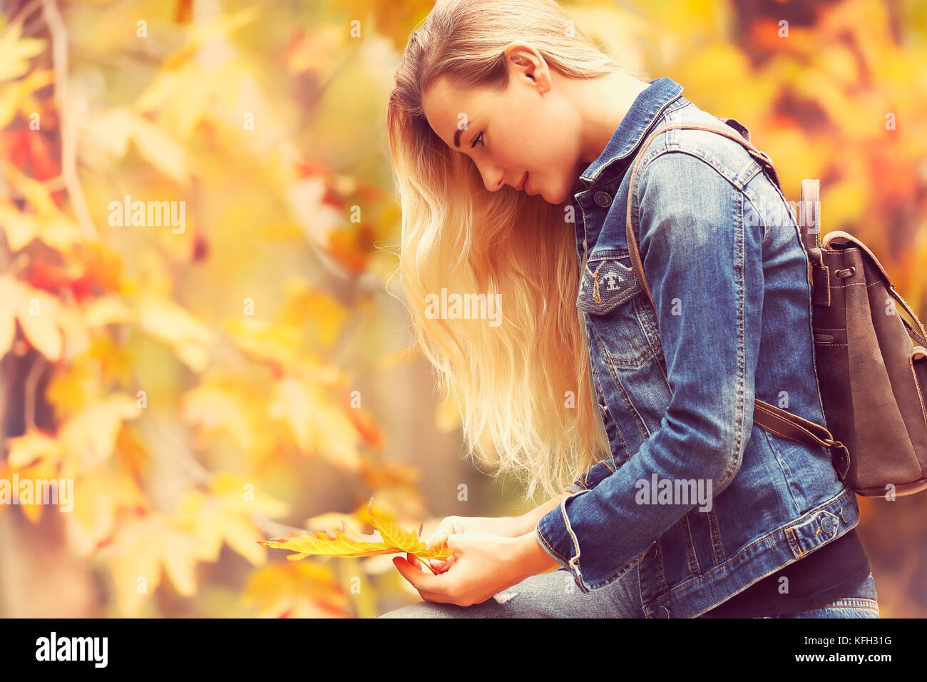 Schönes Modell im Herbst Park, attraktiven weiblichen Seite ansehen und über herbstliche Hintergrund posiert, fallen die Natur genießen. Stockfoto