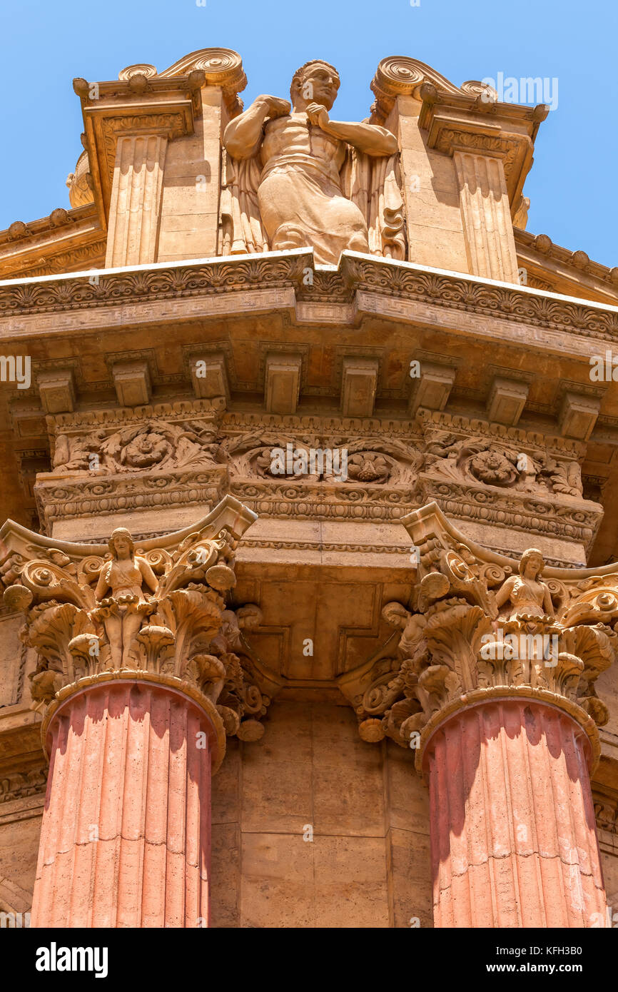 Nahaufnahme der skulpturalen Kunst Detail auf die Spalten und auf dem Dach der Rotunde, Palast der schönen Künste Denkmal, San Francisco, Kalifornien. Stockfoto