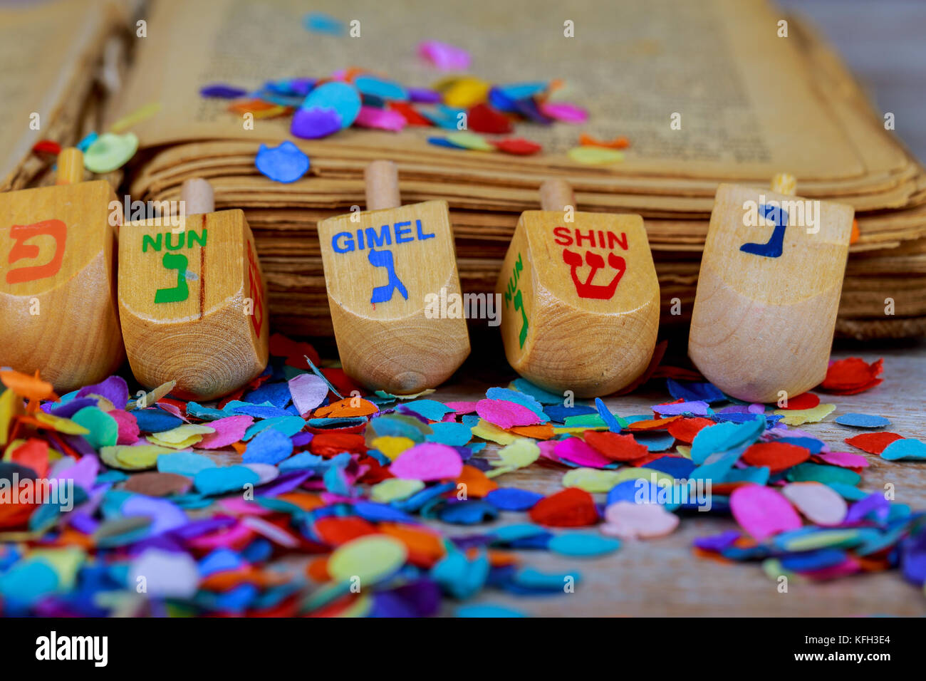 Jüdische Feiertag Holz- dreidels Kreisel für chanukka jüdische Feiertag über Glitter gold Hintergrund Stockfoto