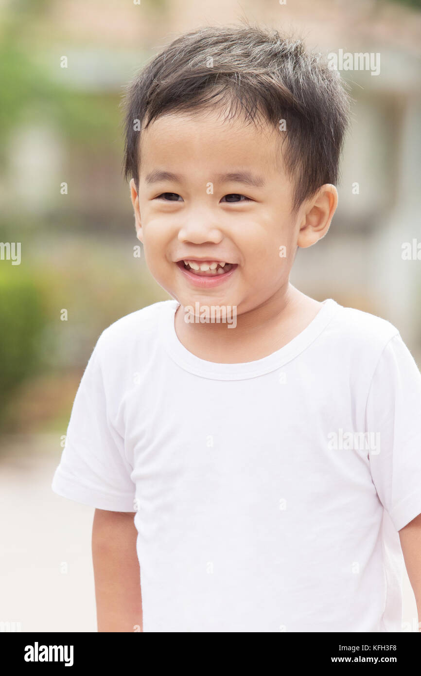 Portrait Kopf geschossen von asiatischen Kindern toothy Lächeln Glück emotion Stockfoto