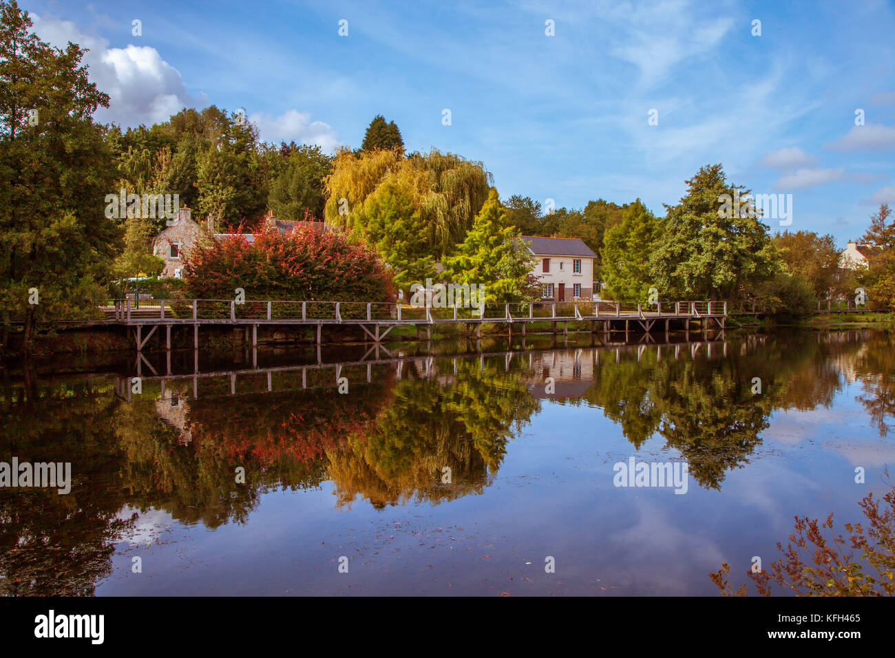 Häuser neben Nantes Brest Kanal Pontivy Bretagne Frankreich Stockfoto