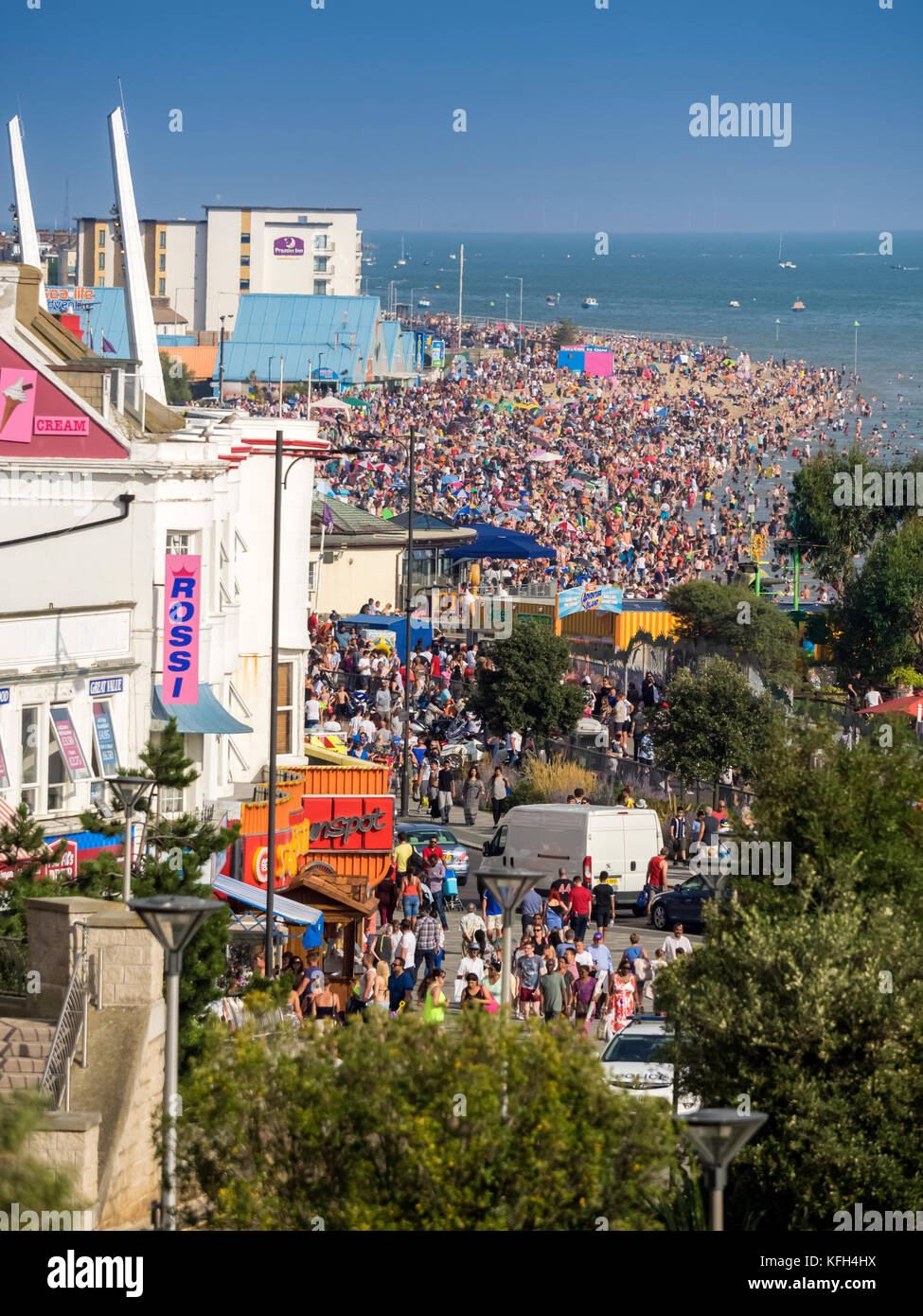 SOUTHEND-on-sea, Essex: Blick entlang der Strandpromenade von Southend auf einem langen Feiertagswochenende Stockfoto