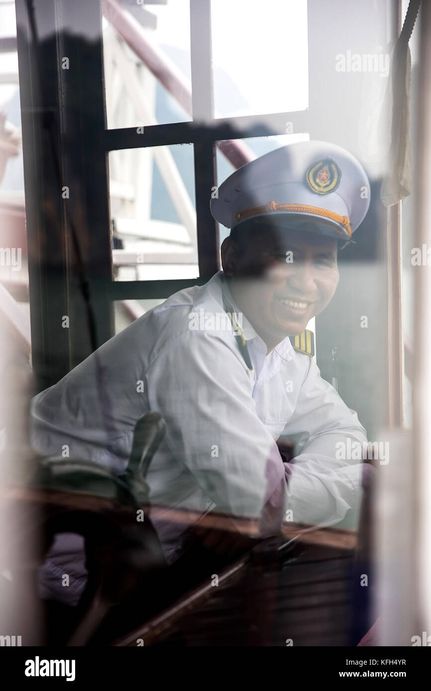 HA LONG, VIETNAM - 28. FEBRUAR 2017: Unbekannter Mann in der Ha Long Bay in Vietnam. Ha Long Bay ist ein UNESCO-Weltkulturerbe und beliebtes Reiseziel Stockfoto