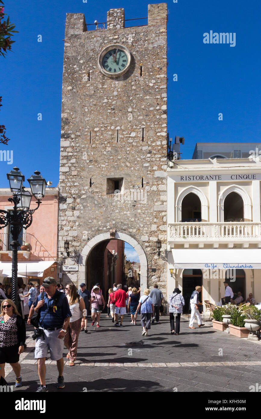 Torre dell'Orologio e Porta di Mezzo, Taormina, Sizilien, Italien Stockfoto