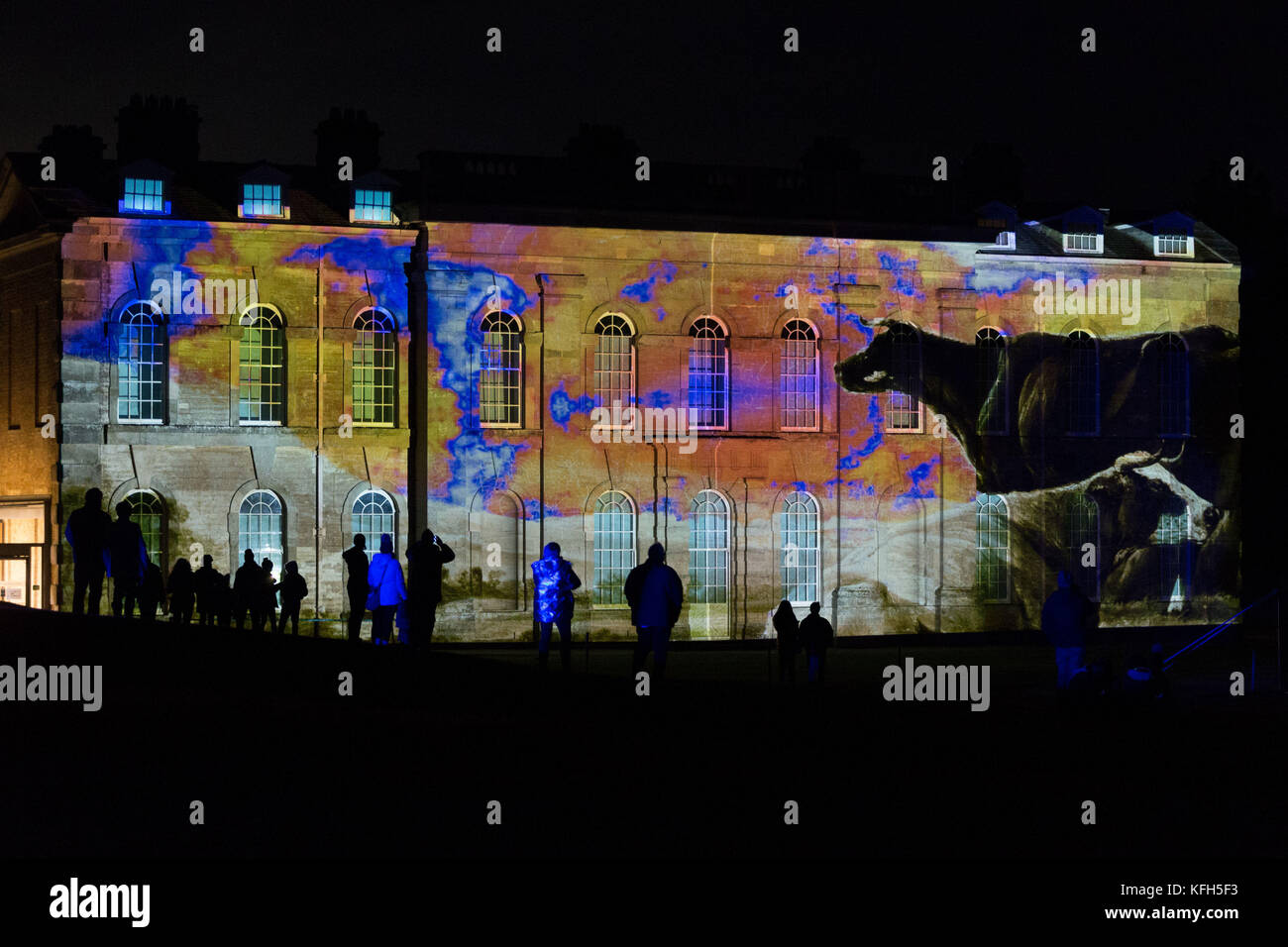 Lichtprojektionen von zeitgenössischen Künstlern Luxmuralis, die die Beziehung zwischen Poesie und Natur erforschen, werden während einer Vorschau auf die Ausstellung in Light II in der Compton Verney Art Gallery and Park in Warwickshire an die Fassade des Herrenhauses von Compton Verney projiziert. Stockfoto