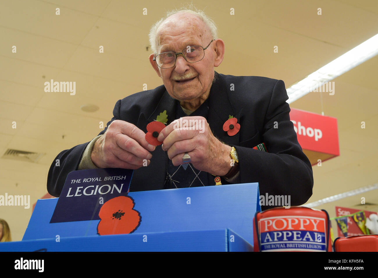 Der Poppy-Verkäufer Ron Jones, der 100 Jahre alt ist, an seiner Verkaufsstelle im Tesco-Supermarkt in Newport. Stockfoto