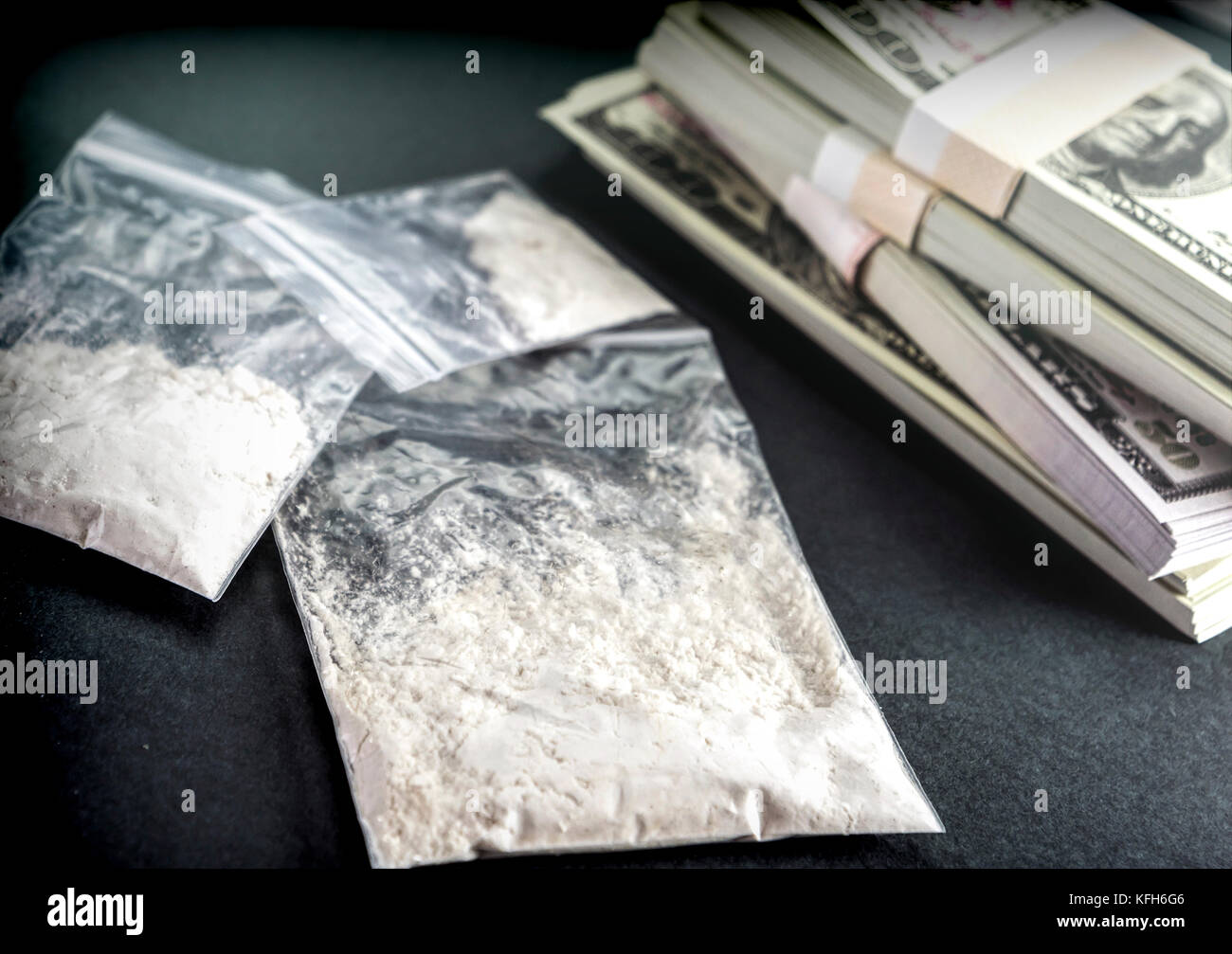 Droge Beutel zusammen mit einigen Dollarscheine, konzeptionelle Bild Stockfoto