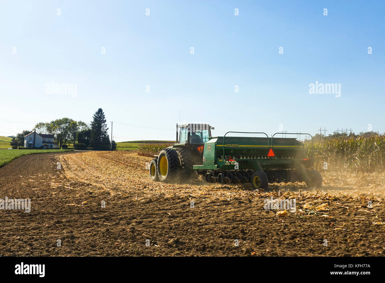 Bauer mit Traktor mit Bohrer Maschinen, arbeiten im Lande, Pennsylvania, United States. Stockfoto