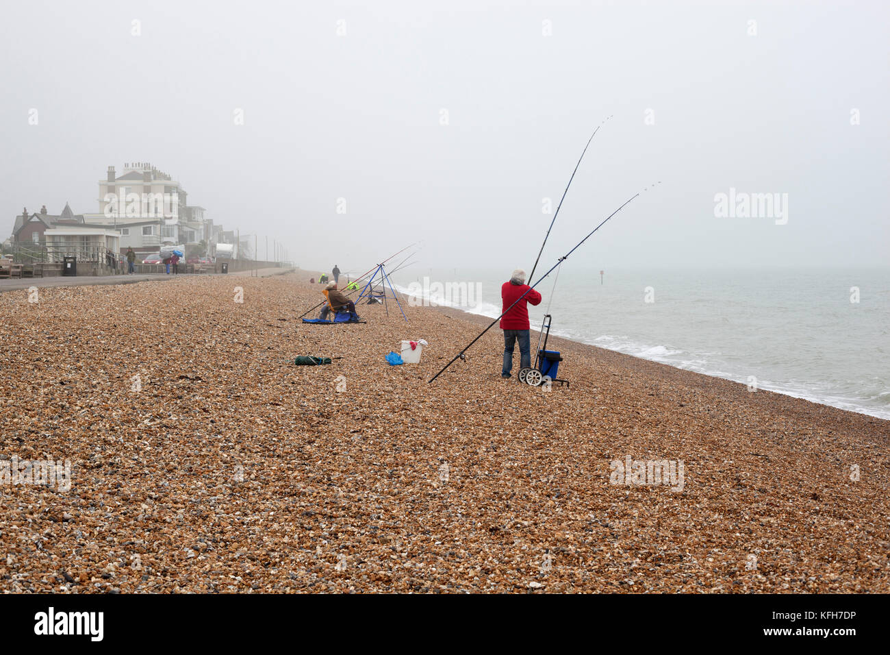 Strandfischer fischen am Kiesstrand im Nebel, Deal, Kent, England, Vereinigtes Königreich, Europa Stockfoto