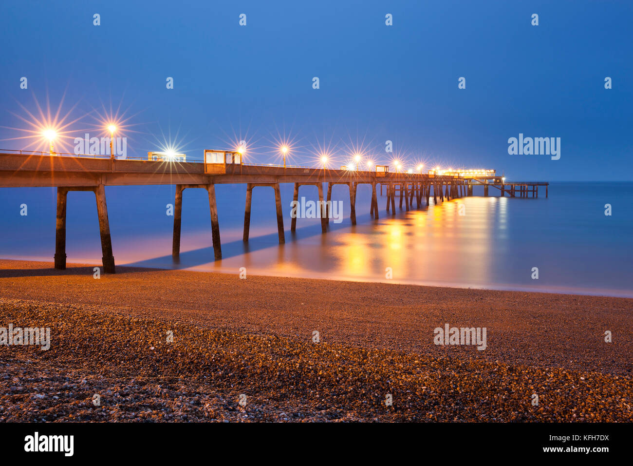 Blick auf Deal Pier bei Ebbe mit Betonstapeln bei Nacht, Deal, Kent, England, Vereinigtes Königreich, Europa Stockfoto
