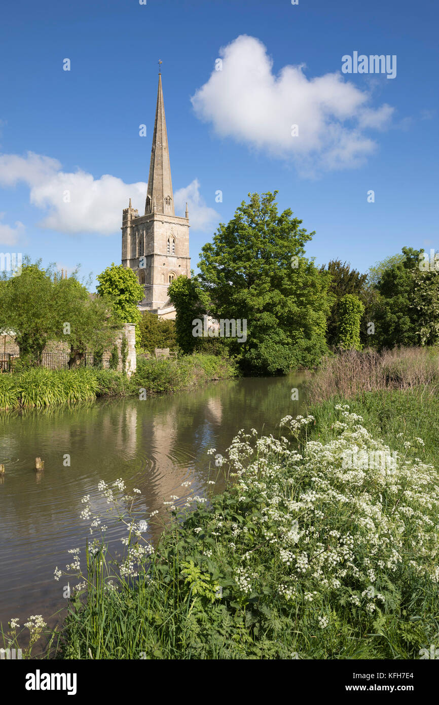 Burford Kirche neben dem Fluss Windrush, Burford, Cotswolds, Oxfordshire, England, Vereinigtes Königreich, Europa Stockfoto