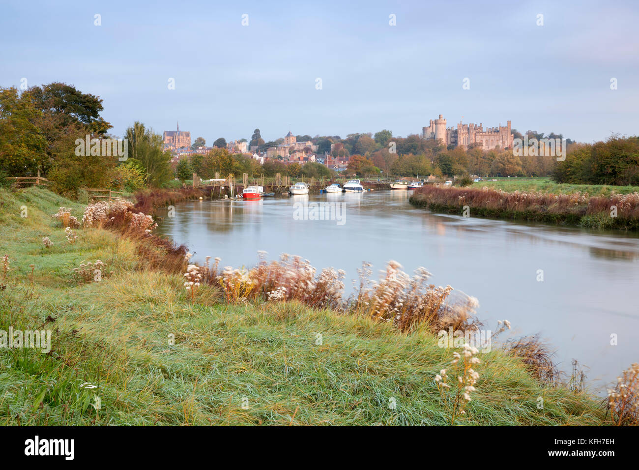 Arundel Castle auf dem Fluss Arun bei Sonnenaufgang im Herbst, Arundel, West Sussex, England, Vereinigtes Königreich, Europa Stockfoto