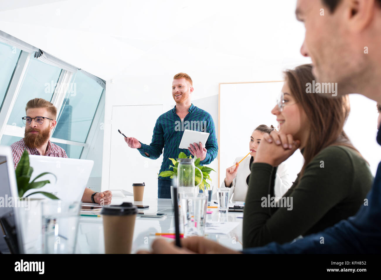 Team der Unternehmer arbeiten zusammen im Büro. Konzept der Teamarbeit und Partnerschaft Stockfoto