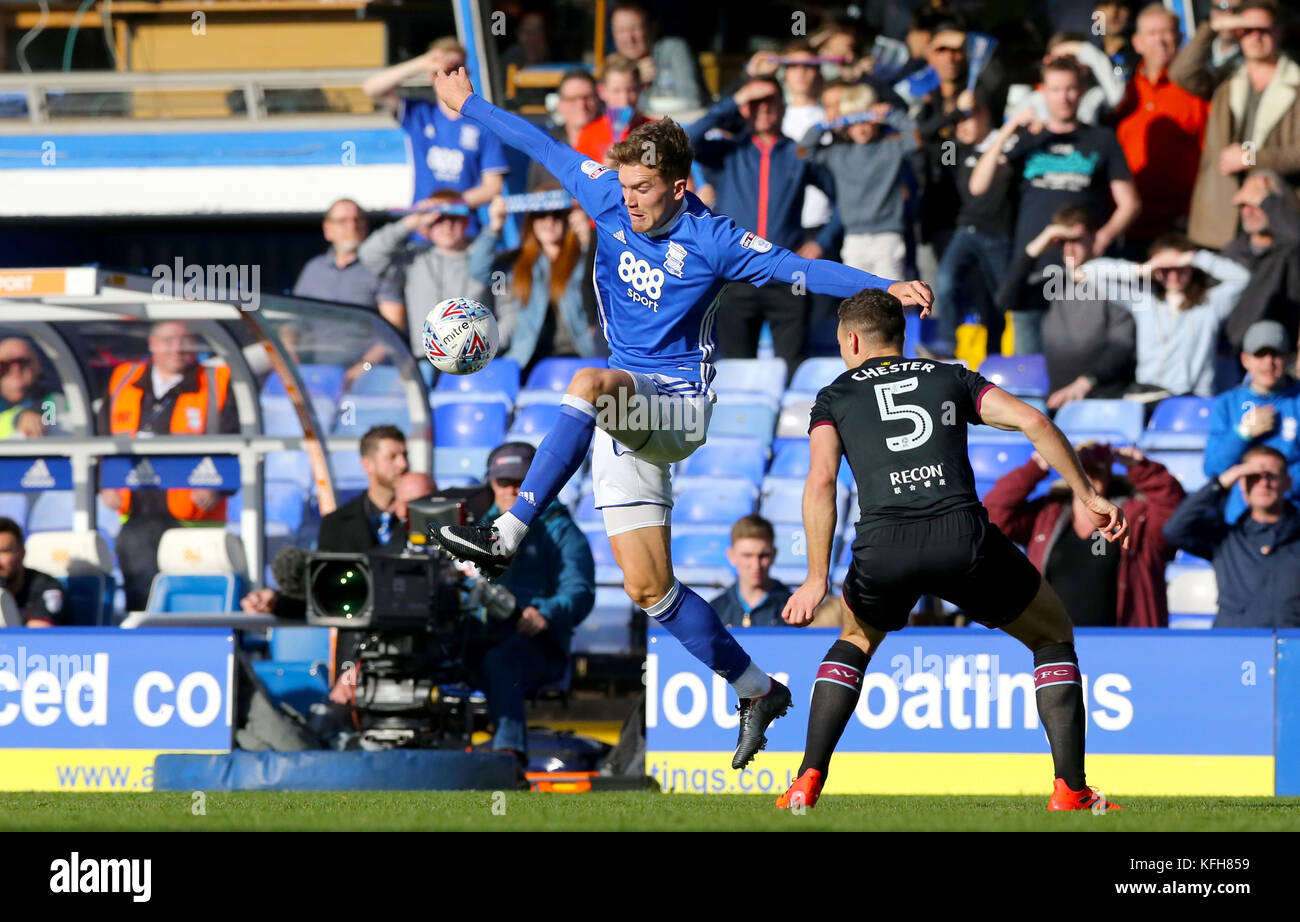 Sam Gallagher von Birmingham City (links) und James Chester von Aston Villa kämpfen beim Sky Bet Championship-Spiel in St. Andrew's, Birmingham, um den Ball. Stockfoto