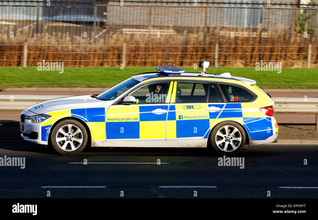 Ein BMW-Polizeiauto der Polizei Schottland mit blauen Lichtern, die auf der zweispurigen Fahrbahn rasten und auf einen Notruf 999 in Dundee, Schottland, reagierten Stockfoto