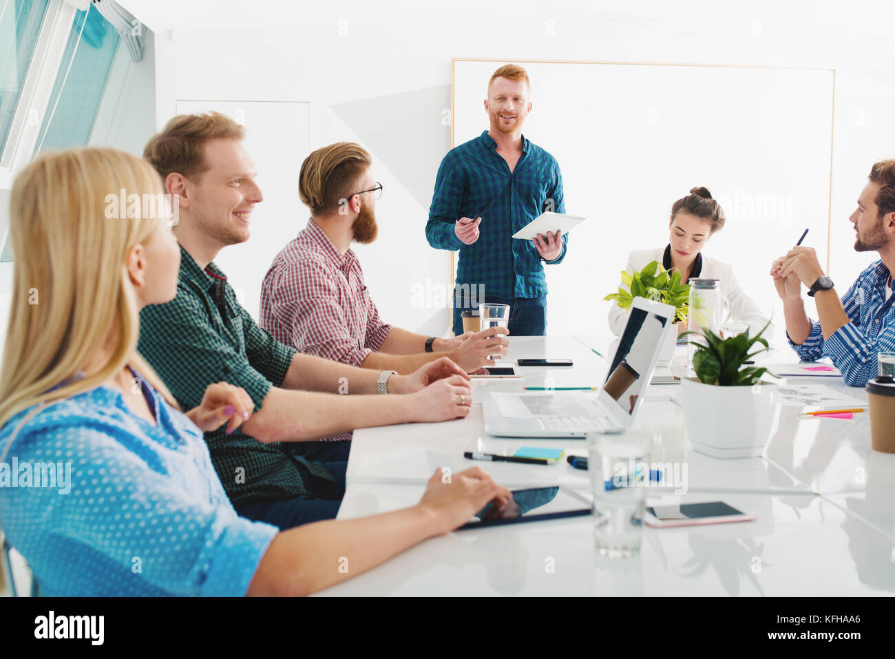 Team der Unternehmer arbeiten zusammen im Büro. Konzept der Teamarbeit und Partnerschaft Stockfoto