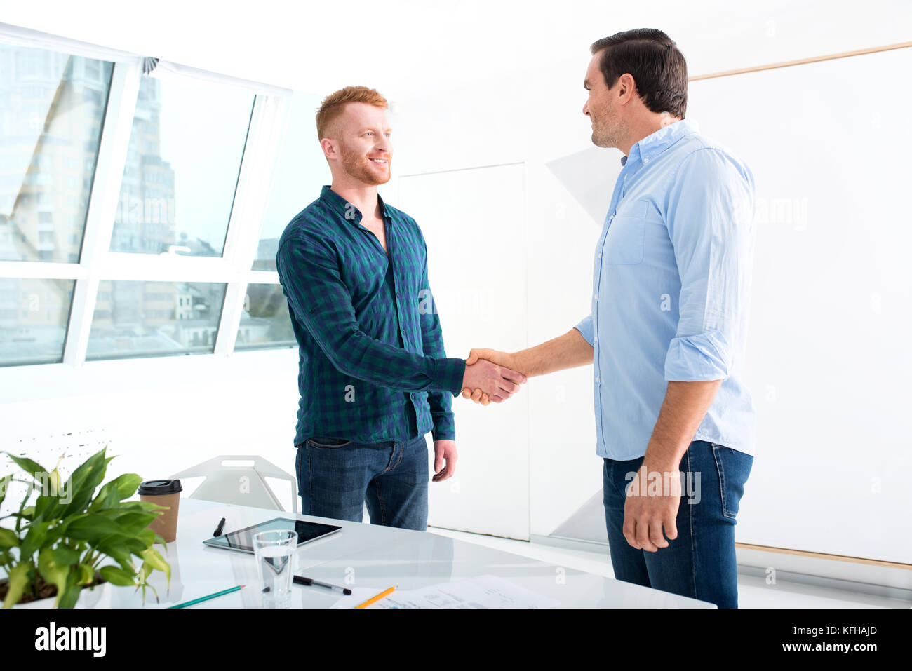 Handshaking business Person im Büro. Konzept der Teamarbeit und Partnerschaft Stockfoto