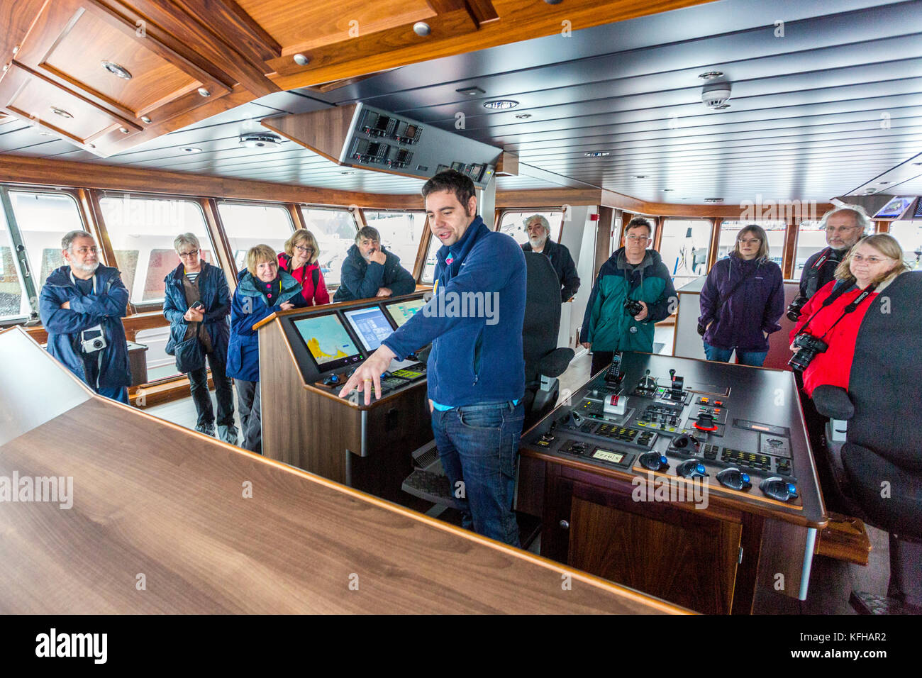 Der Skipper erklärt die neue Technologie auf der Brücke der Neuen pelagische Trawler "dankbar" in Fraserburgh, Aberdeenshire, Schottland, Großbritannien Stockfoto