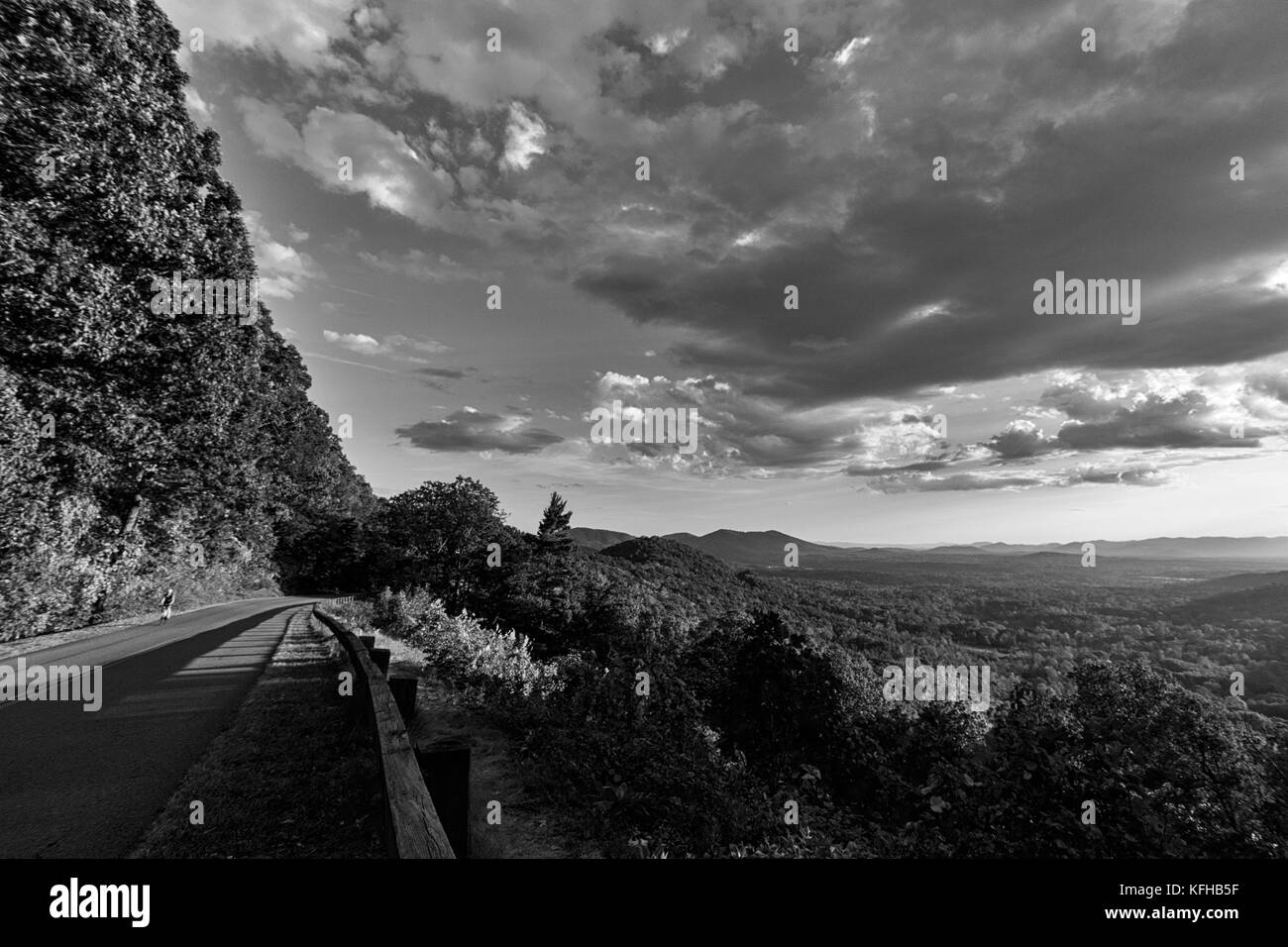 Ein Radfahrer sieht Klein gegen den weiten Himmel und Rolling vista der Blue Ridge Parkway in Asheville, North Carolina, USA Stockfoto